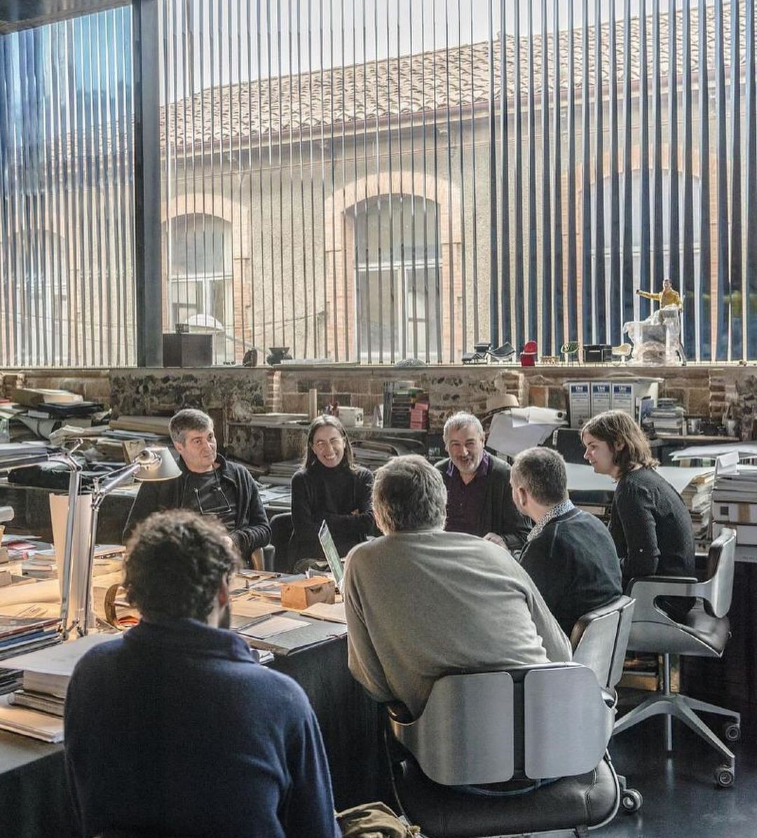 סביבה מקצועית שמייצגת מבנה, עמידה בדרישות, ואמון